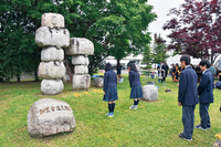 知里幸恵文学碑に花をたむける生徒の写真