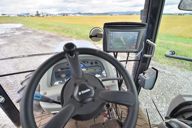 GPSシステムを搭載したトラクターの運転席の写真