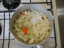 野菜スープを煮込む前の状態の写真