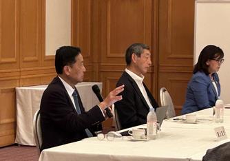 発言中の東大阪市長