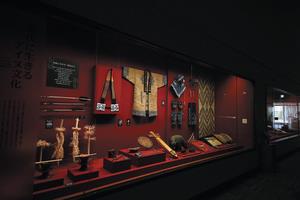 博物館のアイヌの人々の服や道具の展示の写真
