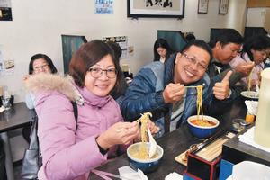 旭川ラーメンを食べる海外からの旅行客