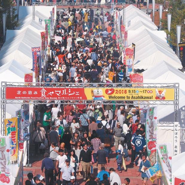 人でごったがえす食べマルシェ会場の写真