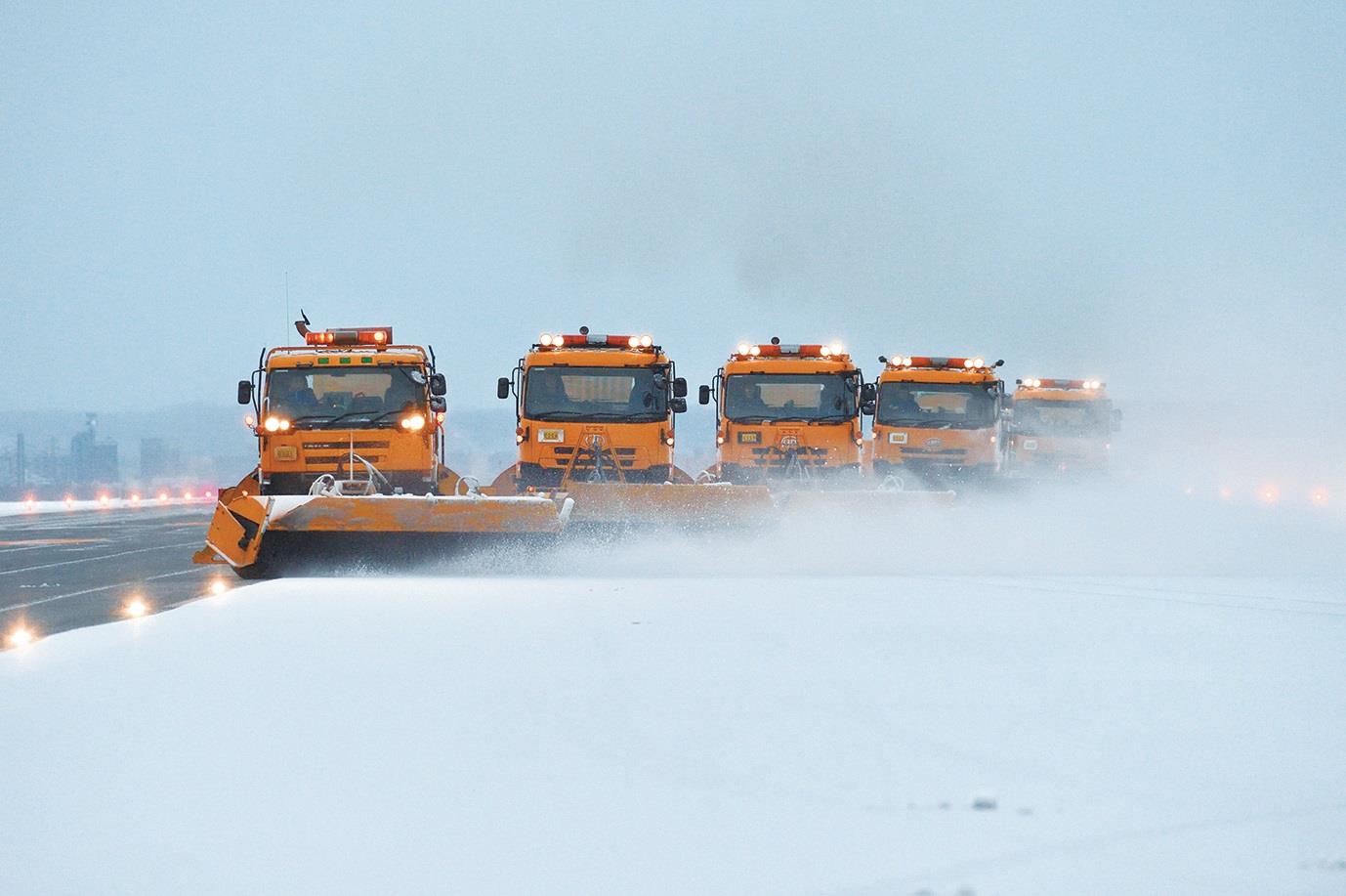 旭川空港を除雪する除雪車の写真