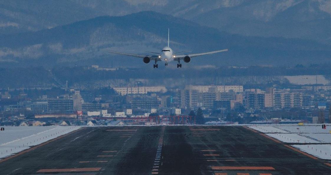 旭川空港に降りる飛行機の写真