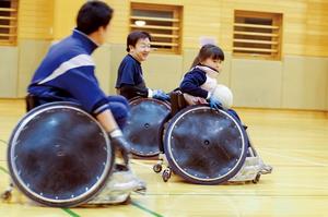 車椅子ラグビーの練習風景の写真