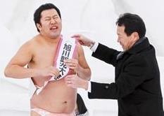 西川市長からたすきをかけられる安村さんの画像