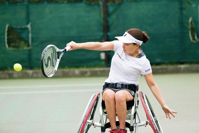 テニスの試合中の二條実穂さんの写真