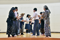 アイヌ伝統舞踊を習う生徒の写真