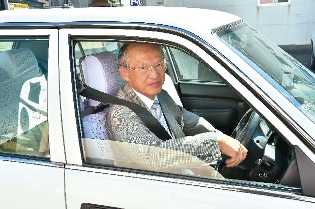 生本照男さんがタクシーを運転する様子