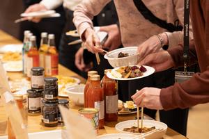 試食を楽しむ参加者