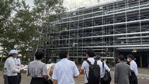 新学部建設現場にて説明を受ける風景