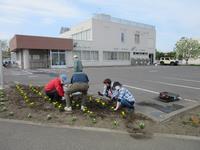 和気あいあいと花植え