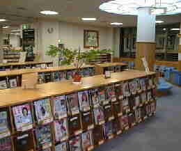 1階新聞・雑誌閲覧コーナー