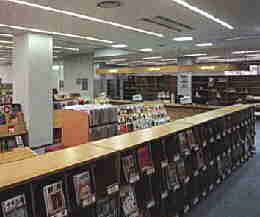 カウンターと雑誌コーナー