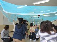 パラシュート遊びの様子