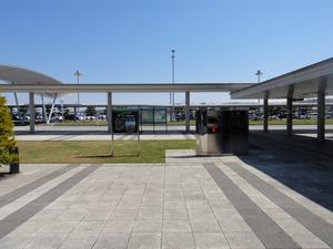 旭川空港ターミナル出入り口から見た表示板の写真