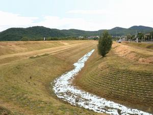 サイクリングロードから見たオホーツナイ川の状況の写真