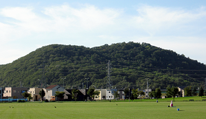 忠和公園多目的広場から見た嵐山の写真