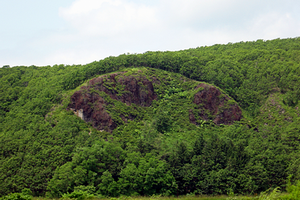 神居町忠和 忠和テニスコート駐車場から見たチカプニの大岩の写真