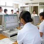 看護師がパソコン操作をしている写真