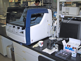 検査の機械LEICA BOND-MAXの写真