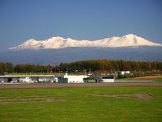 大雪連峰を望む空港滑走路の画像