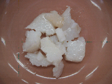歯ぐきでつぶせる固さの白身魚の写真