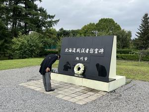 R6慰霊碑献花1