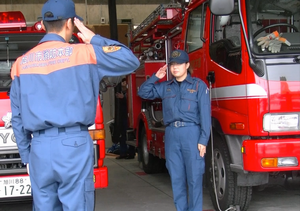 女性消防吏員の敬礼シーン