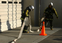 消防用ホースを延長する訓練の写真