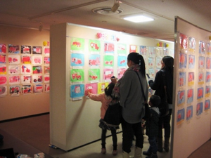 ちびっこ防火絵画展の様子