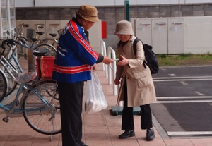街頭広報の様子