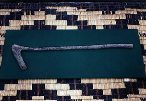 錦町5遺跡出土の斧柄の写真