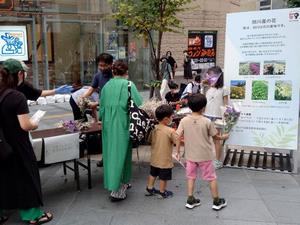 花束配布の様子