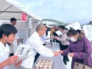 配布の様子