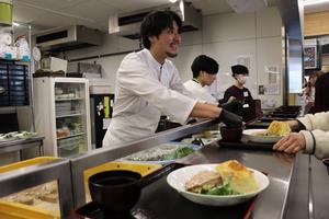 料理提供の様子