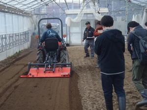 トラクター操作研修の様子