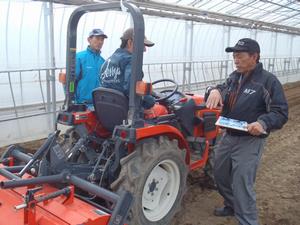 トラクター操作研修の様子