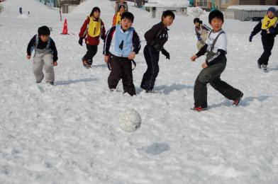 雪の積もった公園で遊んでいる写真