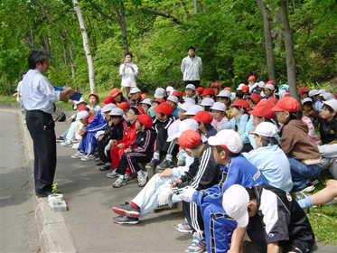 行政が講師を派遣して理科の学習を学校近くの緑地で実施している写真