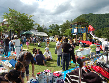 市民団体が公園を使ってフリーマーケットを開催している写真