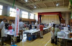 にぎわう会場（R8.バザー）
