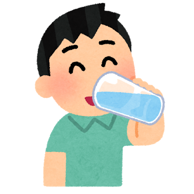 水を飲む男性