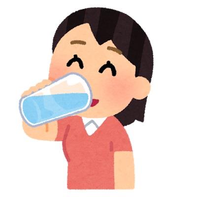 水を飲む女性