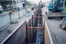 下水道管を埋めるの工事の写真