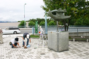 清掃活動風景 花咲大橋「隼の碑」