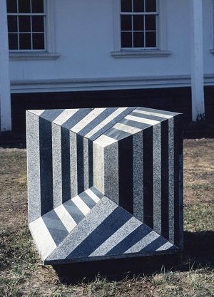 彫刻作品メビウスの立方体の写真