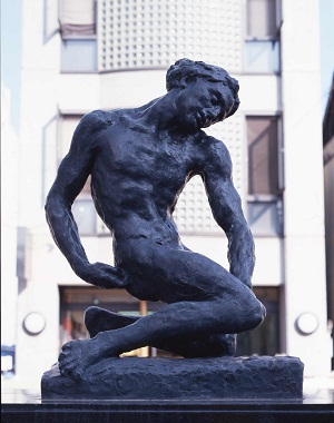 彫刻作品 男子座裸像の写真
