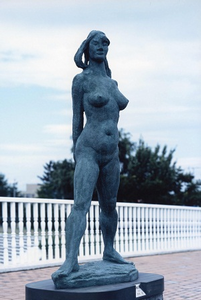 彫刻作品裸婦立像の写真
